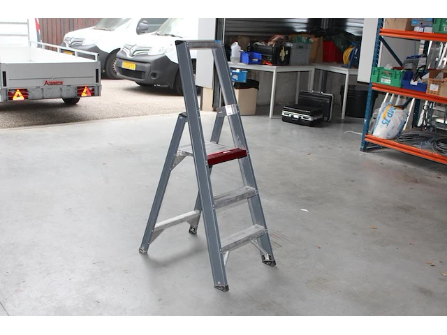 Aluminium trapje altrex met twee treden en bordes - afbeelding 1 van  2