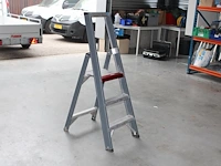 Aluminium trapje altrex met twee treden en bordes