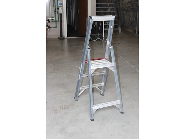 Aluminium trapje altrex met twee treden en bordes - afbeelding 2 van  2