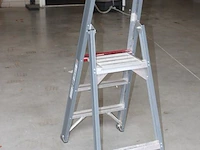 Aluminium trapje altrex met twee treden en bordes - afbeelding 2 van  2