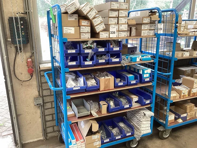 Aluprof, assa abloy partij divers sluitwerk - afbeelding 1 van  26
