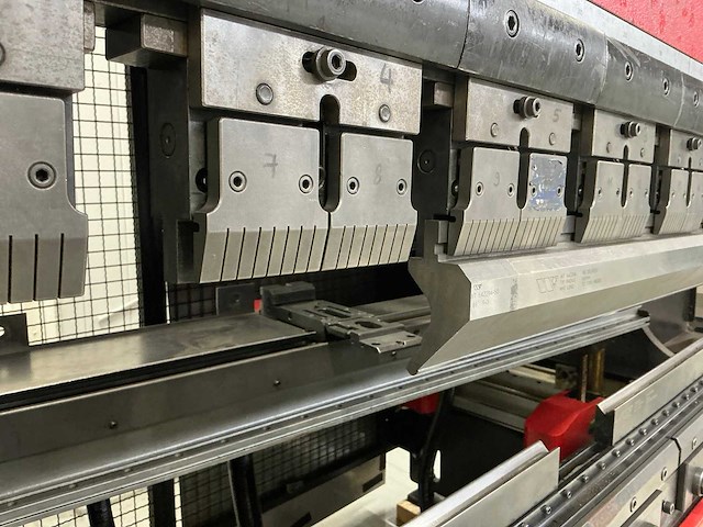 Amada - 2004 - hfp 80-25 sf - cnc-kantbank - afbeelding 9 van  13