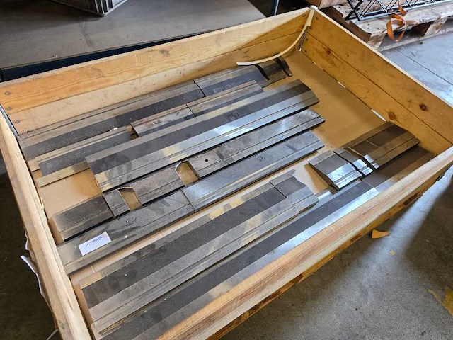Amada - kantbank gereedschap - afbeelding 1 van  4