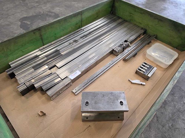 Amada - kantbank gereedschap - afbeelding 1 van  5