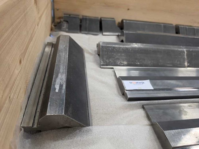 Amada - kantbank gereedschap - afbeelding 1 van  1