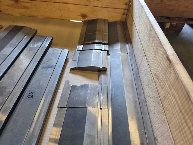 Amada - kantbank gereedschap - afbeelding 3 van  3