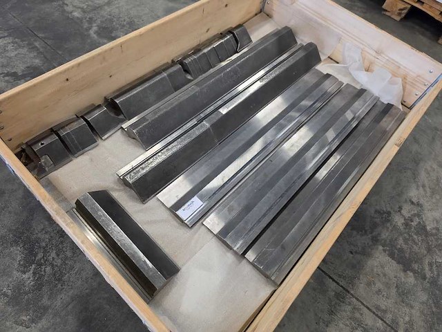 Amada - kantbank gereedschap - afbeelding 1 van  5