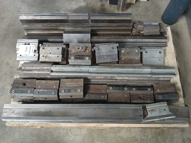 Amada - pallet - boven gereedschap - afbeelding 1 van  5