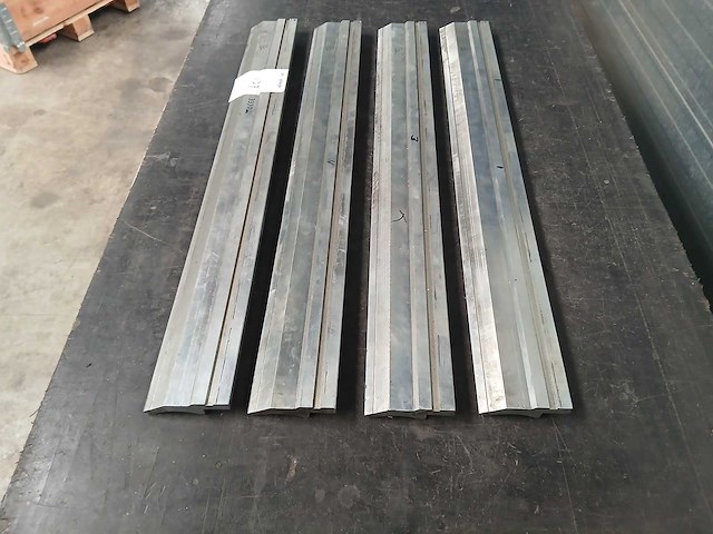 Amada - ukb 10142 - boven gereedschap - afbeelding 2 van  4