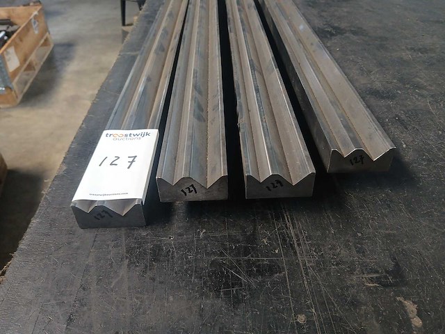 Amada - v-24 / v16 - onder gereedschap - afbeelding 2 van  3