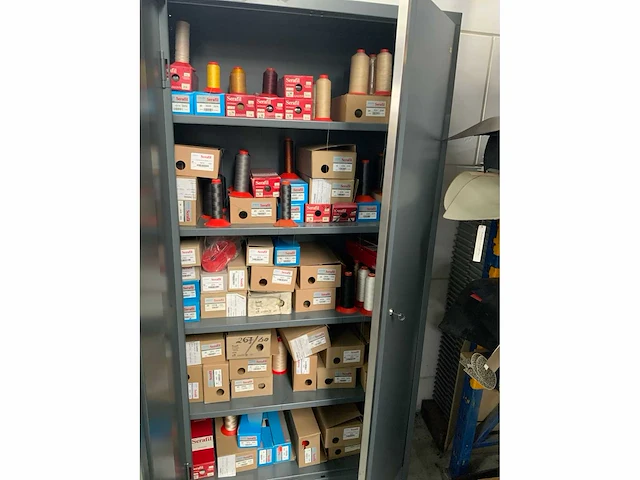 Amann serafil partij diverse cones garen, uit 3 kasten - afbeelding 4 van  4