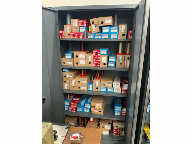 Amann serafil partij diverse cones garen, uit 3 kasten - afbeelding 2 van  4