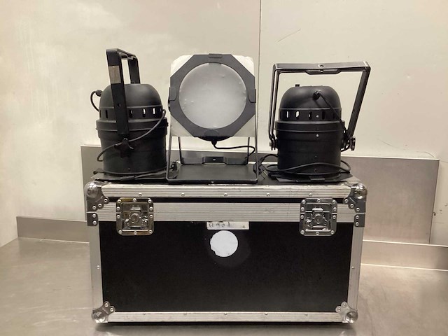 American dj 64b led pro can dmx par set - in flightcase - afbeelding 1 van  12