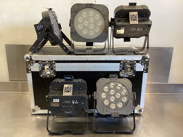 American dj flat par qa12 dmx set - in flightcase - afbeelding 1 van  12