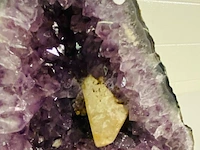 Amethist geode met calciet kristal - afbeelding 3 van  5