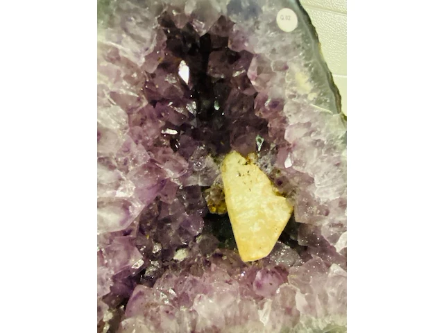 Amethist geode met calciet kristal - afbeelding 4 van  5