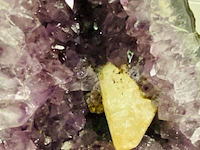 Amethist geode met calciet kristal - afbeelding 4 van  5