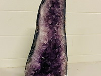 Amethist geode met chalcedoon rand - afbeelding 1 van  5