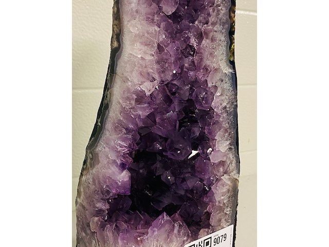Amethist geode met chalcedoon rand - afbeelding 3 van  5
