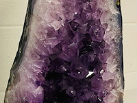 Amethist geode met chalcedoon rand - afbeelding 3 van  5
