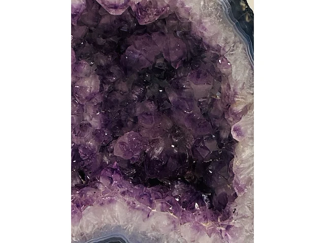 Amethist geode met chalcedoon rand - afbeelding 4 van  5