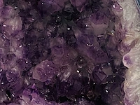 Amethist geode met chalcedoon rand - afbeelding 4 van  5