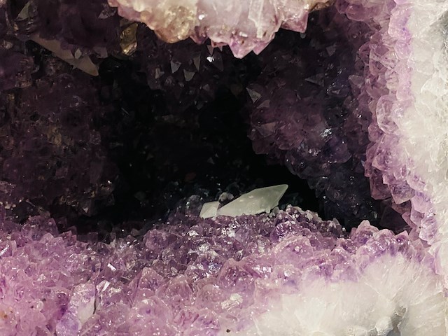 Amethist geode - afbeelding 4 van  6
