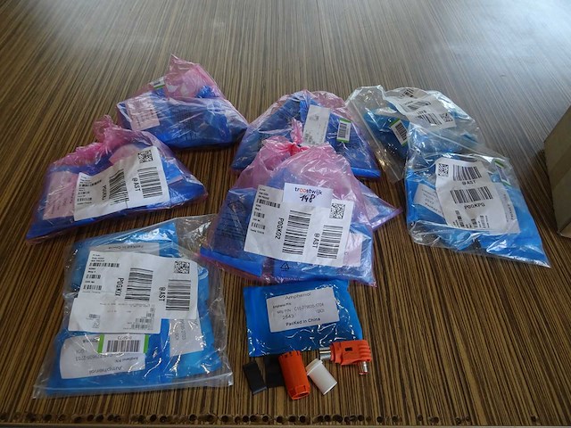 Amphenol - 8.0 surlok plus emi ra - connector plug (28x) - afbeelding 1 van  3