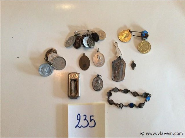 Amuletten + kruisjes - afbeelding 1 van  3