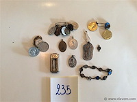 Amuletten + kruisjes - afbeelding 1 van  3