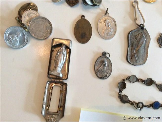 Amuletten + kruisjes - afbeelding 2 van  3