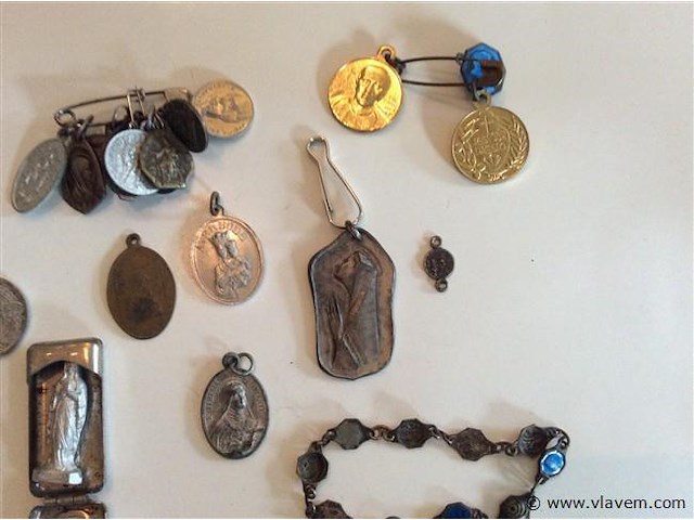 Amuletten + kruisjes - afbeelding 3 van  3