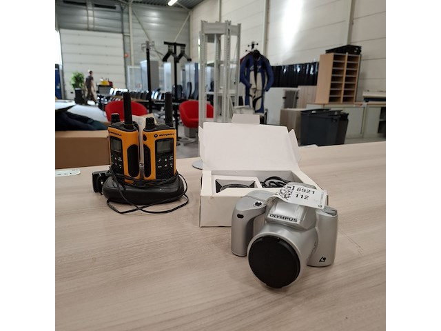 Analoge camera, dashcam en 2x walkie-talkie, o.a. motorola, olympus - afbeelding 1 van  9