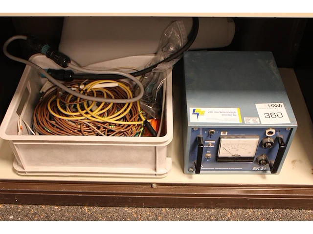 Analoge isolatie- en weerstandsmeter sk21. - afbeelding 1 van  2