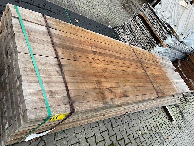 Angelim pedra palen fijnbezaagd 3350-4900x52x52mm (170x) - afbeelding 1 van  3