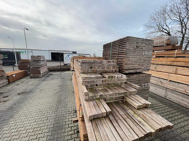 Angelim pedra palen fijnbezaagd 3350-4900x52x52mm (170x) - afbeelding 1 van  3