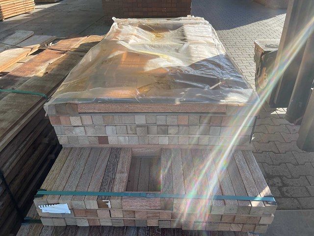 Angelim pedra palen geschaafd 1550-2150x45x45mm (121x) - afbeelding 1 van  3