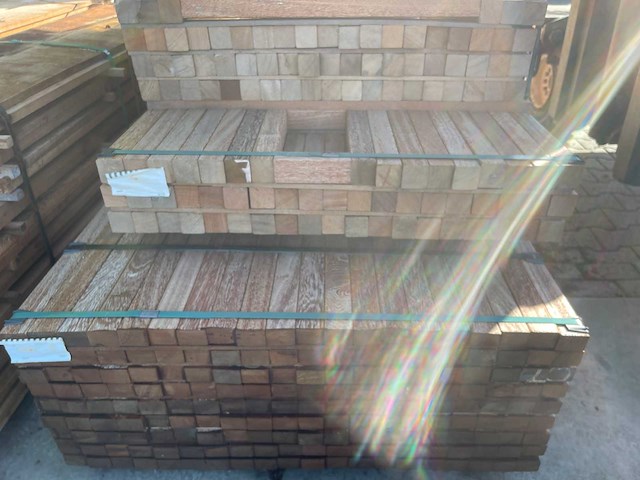 Angelim pedra palen geschaafd 1550-2150x45x45mm (121x) - afbeelding 3 van  3