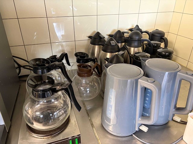 Animo koffie warmtehoudplaat met 10 thermoscannen, 5 koffiepotten, etc. - afbeelding 1 van  4