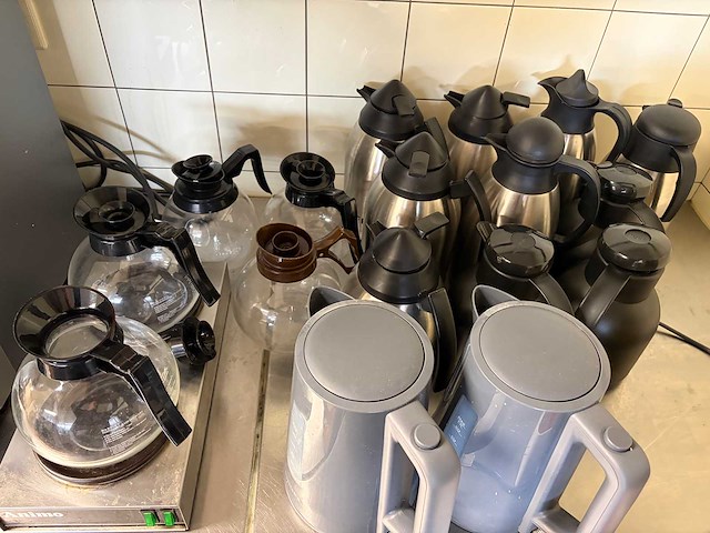 Animo koffie warmtehoudplaat met 10 thermoscannen, 5 koffiepotten, etc. - afbeelding 2 van  4