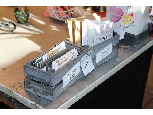 Ansichtkaarten in twee kistjes. - afbeelding 1 van  2