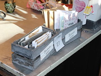 Ansichtkaarten in twee kistjes. - afbeelding 1 van  2