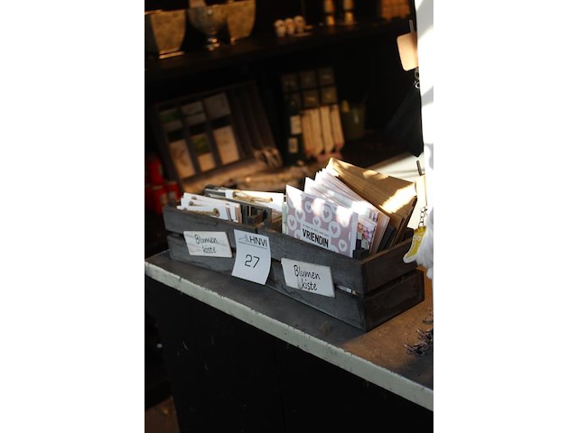 Ansichtkaarten in twee kistjes. - afbeelding 2 van  2