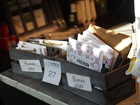 Ansichtkaarten in twee kistjes. - afbeelding 2 van  2