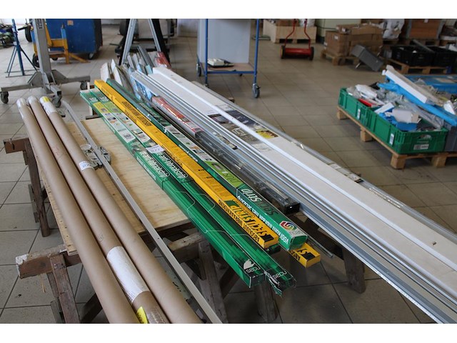 Anti-inbraakstrips secu in diverse uitvoeringen w.o. 205 cm en 211,5 cm. 6 stuks. - afbeelding 1 van  2