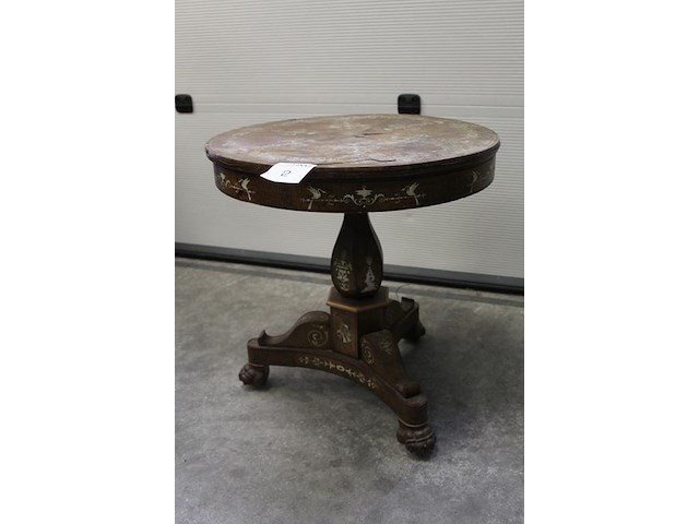 Antiek bijzettafel. doorsnede blad 62 cm. hoogte 65 cm. blad verdient onderhoud. - afbeelding 2 van  5