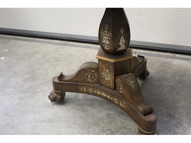 Antiek bijzettafel. doorsnede blad 62 cm. hoogte 65 cm. blad verdient onderhoud. - afbeelding 3 van  5