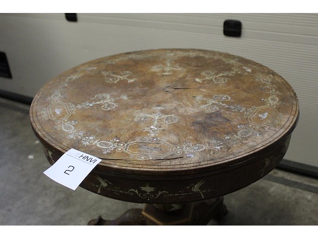 Antiek bijzettafel. doorsnede blad 62 cm. hoogte 65 cm. blad verdient onderhoud. - afbeelding 4 van  5