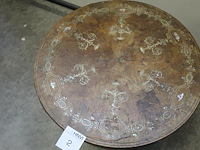 Antiek bijzettafel. doorsnede blad 62 cm. hoogte 65 cm. blad verdient onderhoud. - afbeelding 5 van  5