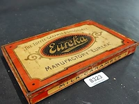 Antiek blik van de toffee-, karamel- en chocoladefabriek eureka (eureka rotterdam / the toffee-caramel & chocolate manufactory), waarschijnlijk geproduceerd in de vroege 20e eeuw door blikfabrikant bekkers dordrecht